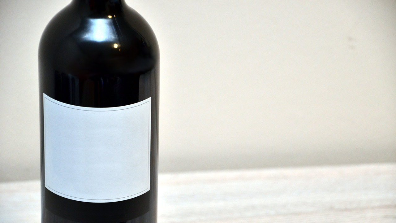 Étiqueteuse pour bouteilles de vin